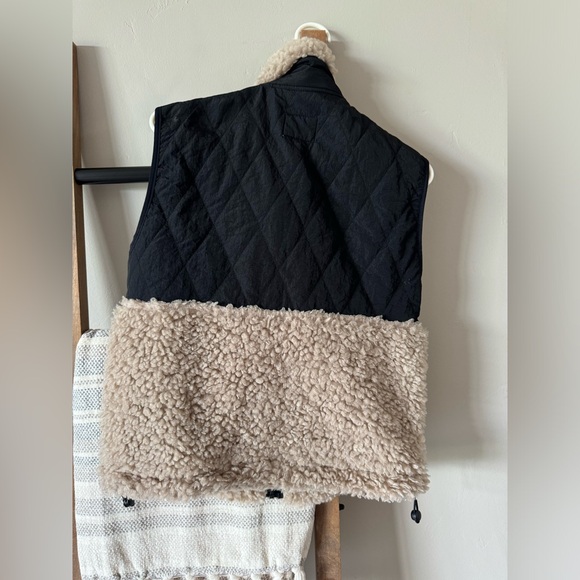 A&F Sherpa Vest - Picture 3 of 3